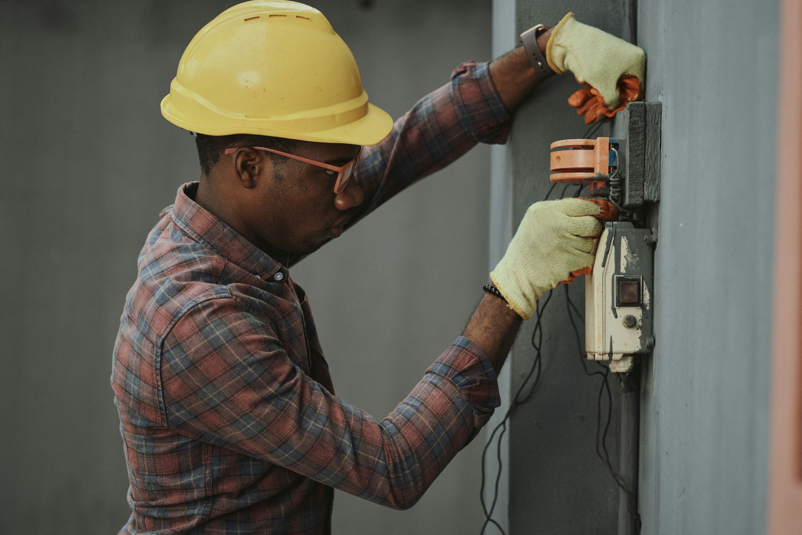 electric worker scaled